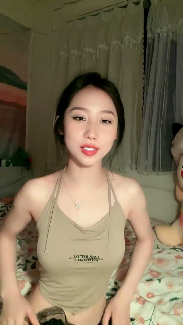 极品大学生，校花级别，【可爱妹妹】，这一定是心动的感觉，小骚会太会撩人了，这小腰扭得让人心慌~海报剧照