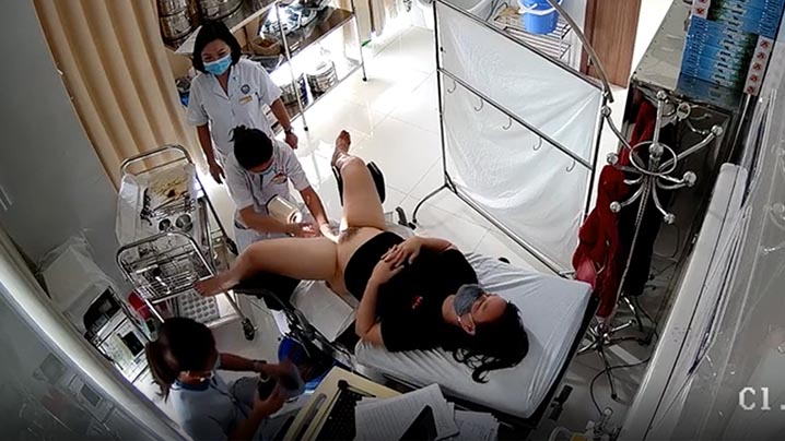 医院偷拍人流妹：护士夹子狂捅，主任医师揉奶二指禅爆操