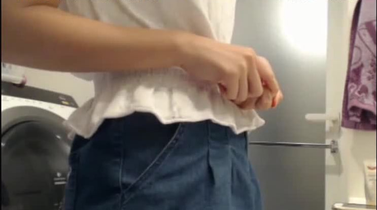 四月流出！学生宿舍偷拍：饥渴闺蜜浴室湿身自慰，猛玩震动棒高潮喷水淫叫！